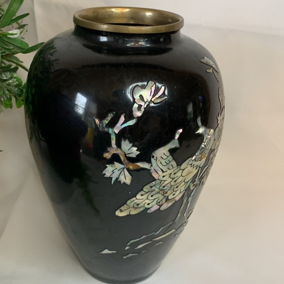 Vintage black Lacquer on brass with inlaid mother of pearl PEACOCKS vase - Picture 5 of 15